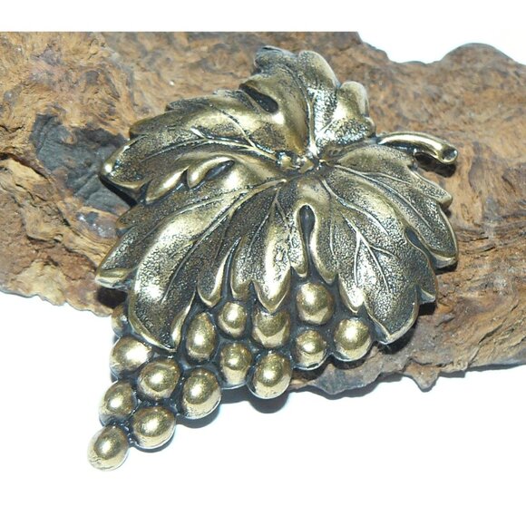 Brass Brooch Cluster of Grapes - Picture 1 of 4